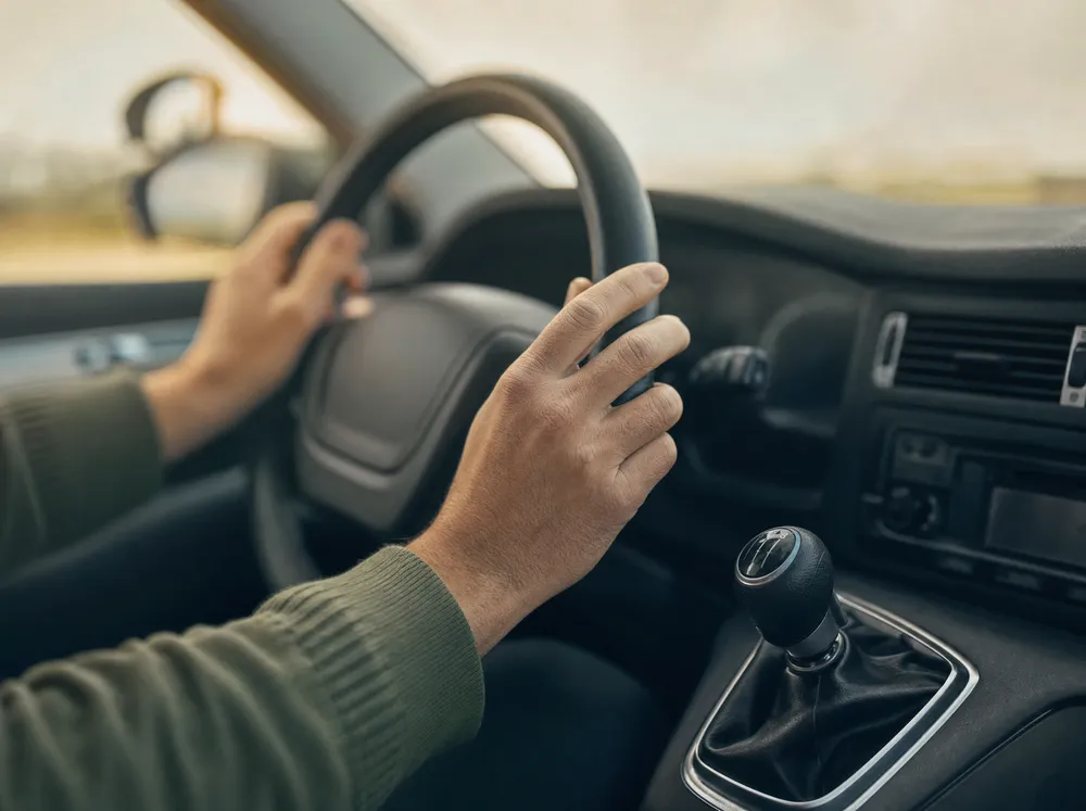Stuur en versnellingspook van een handgeschakelde auto